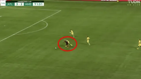 Bruno Valdez recibió doble tarjeta amarilla.