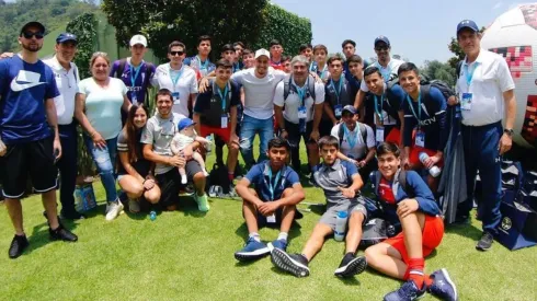 Nicolás Castillo compartiendo con los jugadores.