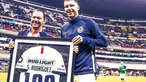 Guido Rodríguez recibiendo el reconocimiento.