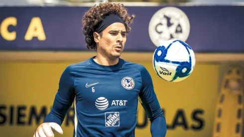Guillermo Ochoa en el entrenamiento.