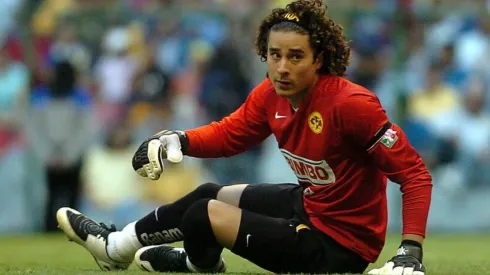 Guillermo Ochoa en el partido ante Cruz Azul.