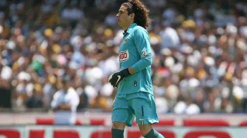Guillermo Ochoa enfrentando a Pumas.