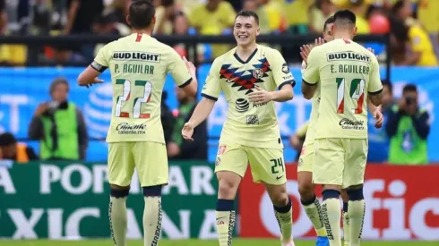 Federico Viñas celebrando su primer gol con América.