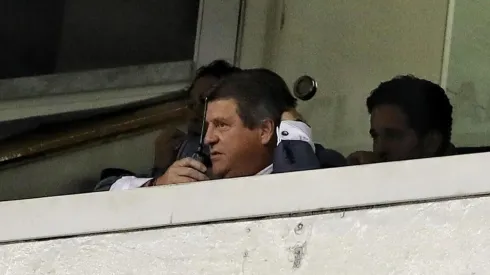 Miguel Herrera en el palco del Estadio Azteca.