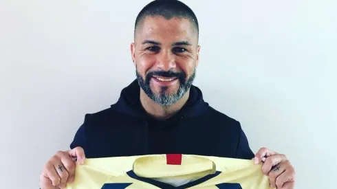 Reinaldo Navia con la jersey del América.