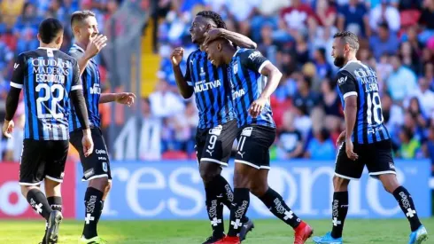 Jugadores de Querétaro en el partido ante Puebla.