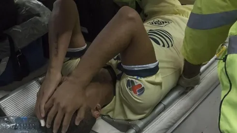 Gio tuvo que dejar la cancha en el carrito de asistencia