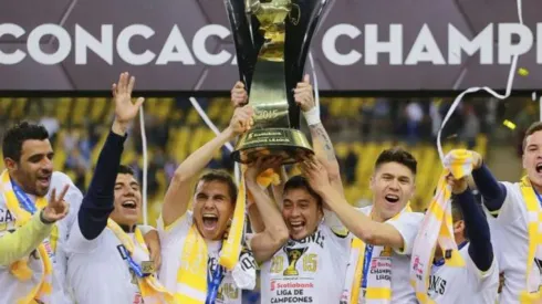 América levantando la Concachampions 2015