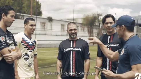 Jugadores de América fueron retados por dos leyendas del equipo.