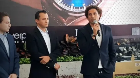 Memo Ochoa asiste a evento de sus patrocinadores.