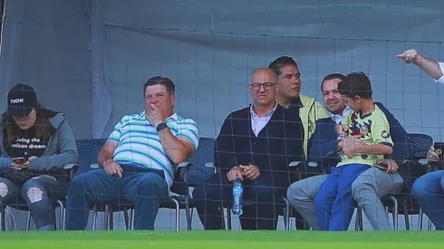 Miguel Herrera y Santiago Baños observando el partido de esta tarde