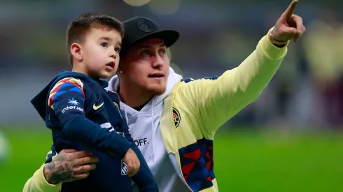 Nico Castillo se entretiene jugando con su hijo antes del partido.