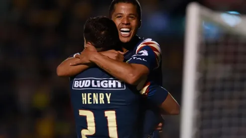 Giovani Dos Santos celebrando su gol junto a Henry Martín