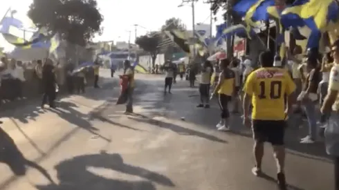 Americanistas hacen pasillo para la llegada del camión.