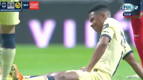 Ibargüen abandona el campo de juego por lesión.