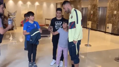 Aguilera compartió con niños aficionados del América.