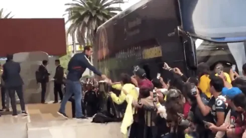 Baños regaló boleto a un aficionados fuera del hotel.