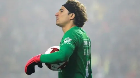 Guillermo Ochoa, seguro en la portería azulcrema