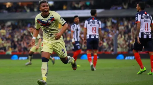 Roger Martínez tiene un pie y medio afuera de la institución.