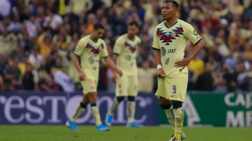 Martínez continúa negociando su salida del América.