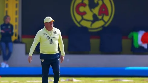 El técnico salió en defensa de la forma de contratar para este año