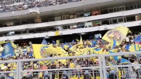 Aficionados americanistas apoyan a Jiménez en el Azteca.