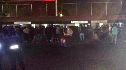 Aficionados están en las taquillas pese al inicio del partido.