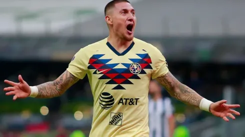 Nico sorprendió con su look platinado