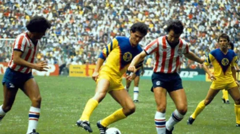 El curioso origen de la playera "en v" de los 80