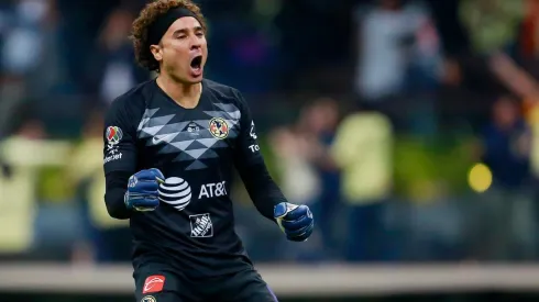 Memo presume el nuevo jersey de portero titular