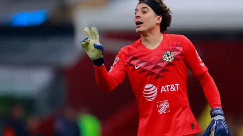 Guillermo Ochoa es el titular en el arco.