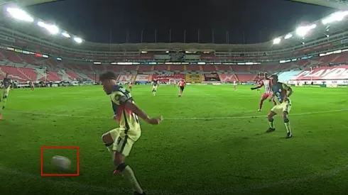 Valdez salva al América sacando un balón de la línea.