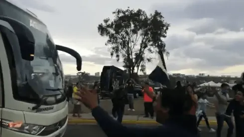 Aficionados de América reciben al equipo en La Corregidora.