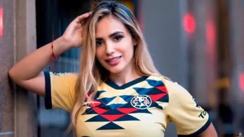 Las historias de Analy Bazán con la playera del Ame antes del juego en Puebla