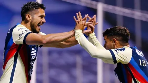 Leo Suárez apresura el festejo de Martin para buscar el tercer gol.