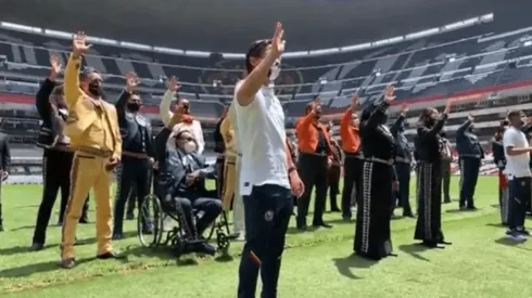 Chivas paga apuesta por las mil despensas en el Azteca