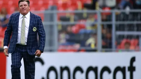 Miguel Herrera caminando en el Estadio Azteca. (Vía: GettyImages)