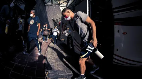 Richard Sánchez bajando del autobús. (Vía:@ClubAmerica)