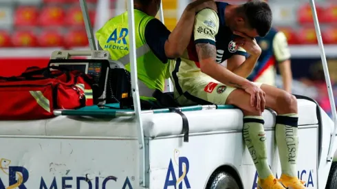 Nicolás Benedetti saliendo en camilla en el encuentro del América ante el León