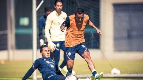 Paul Aguilar barriéndose ante Escoboza. (Vía:@ClubAmerica)
