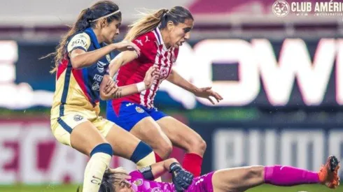 Daniela Espinosa disputando el balón. (Vía:ClubAmericaFemenil)