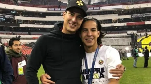 Diego Lainez le dio la bienvenida a su hermano Mauro.