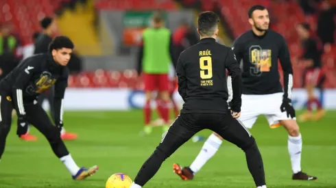 Raúl Jiménez abandonó el hospital y el Wolverhampton le hizo un homenaje previo al duelo ante el Liverpool