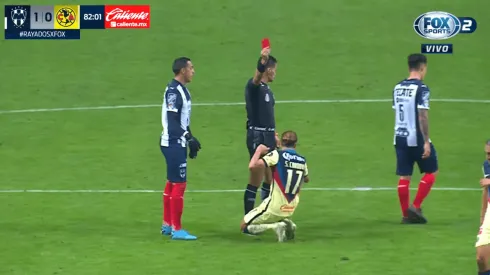 Córdova es expulsado con roja directa.