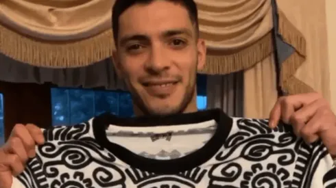 Jiménez quedó encantado con la nueva playera.