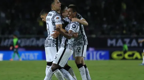 Pedro Aquino y sus compañeros festejan el gol del triunfo ante Mazatlán.
