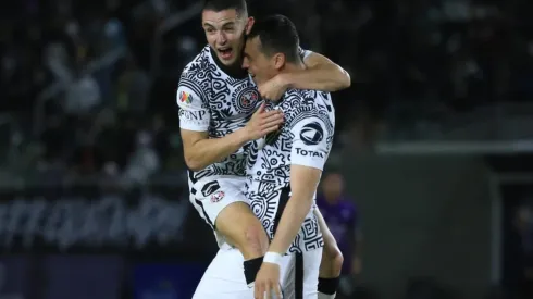 Viñas y Fidalgo festejan el gol del triunfo de América sobre Mazatlán.