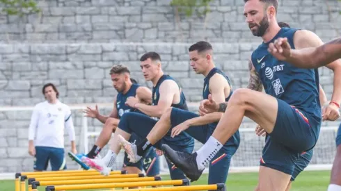 Solari siguiendo de cerca cada movimiento de sus dirigidos.