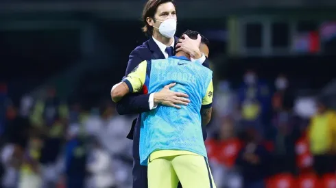 El abrazo de Solari y Escoboza, luego del encuentro que el América jugó por Liguilla del Guard1anes Clausura 2021 ante Pachuca.