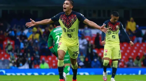 Salvador Reyes festejó con todo su primer gol en América